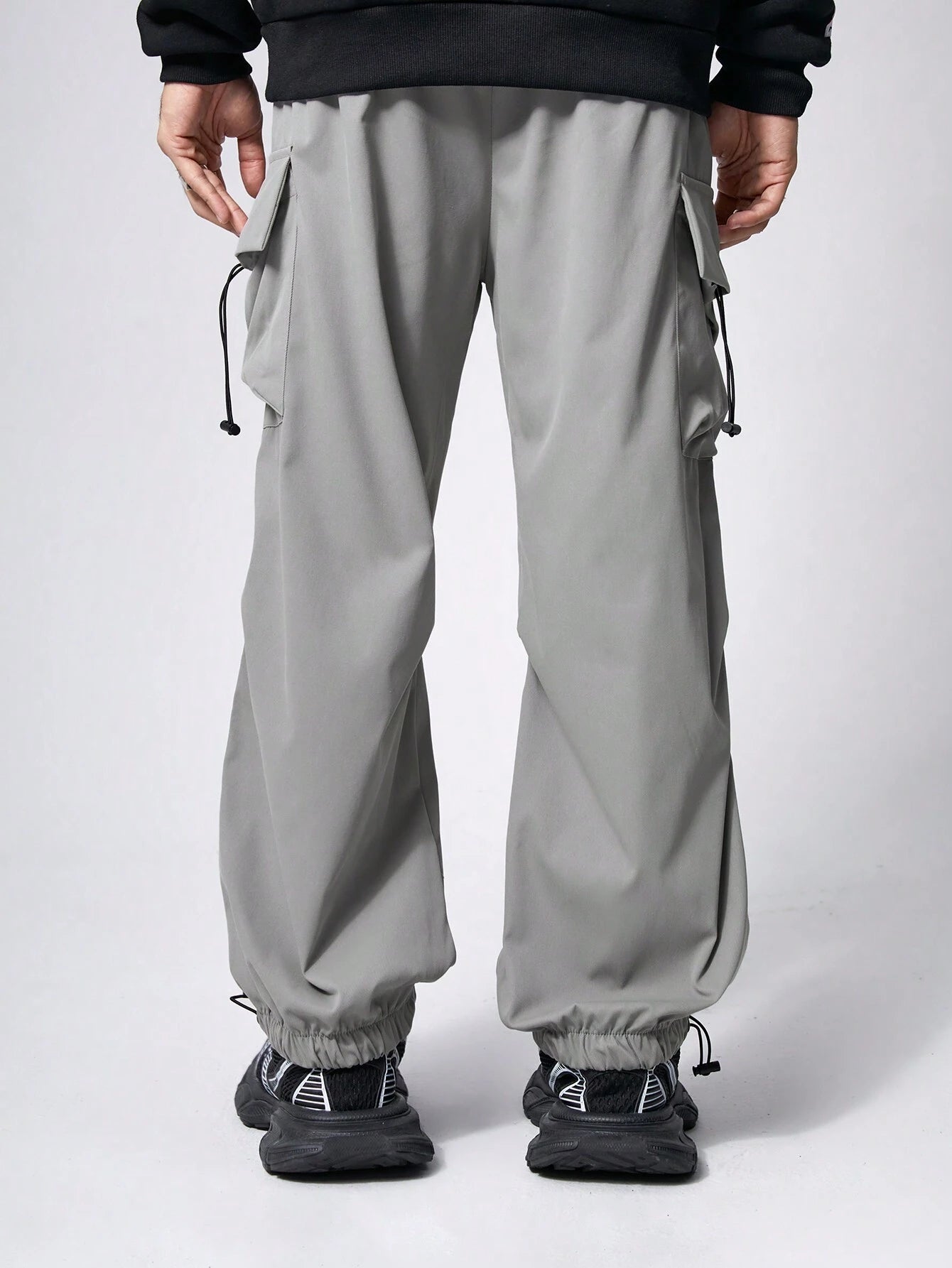 Manfinity EMRG Men Solid Flap Pocket Drawstring Waist Oversized Cargo Baggy Pants