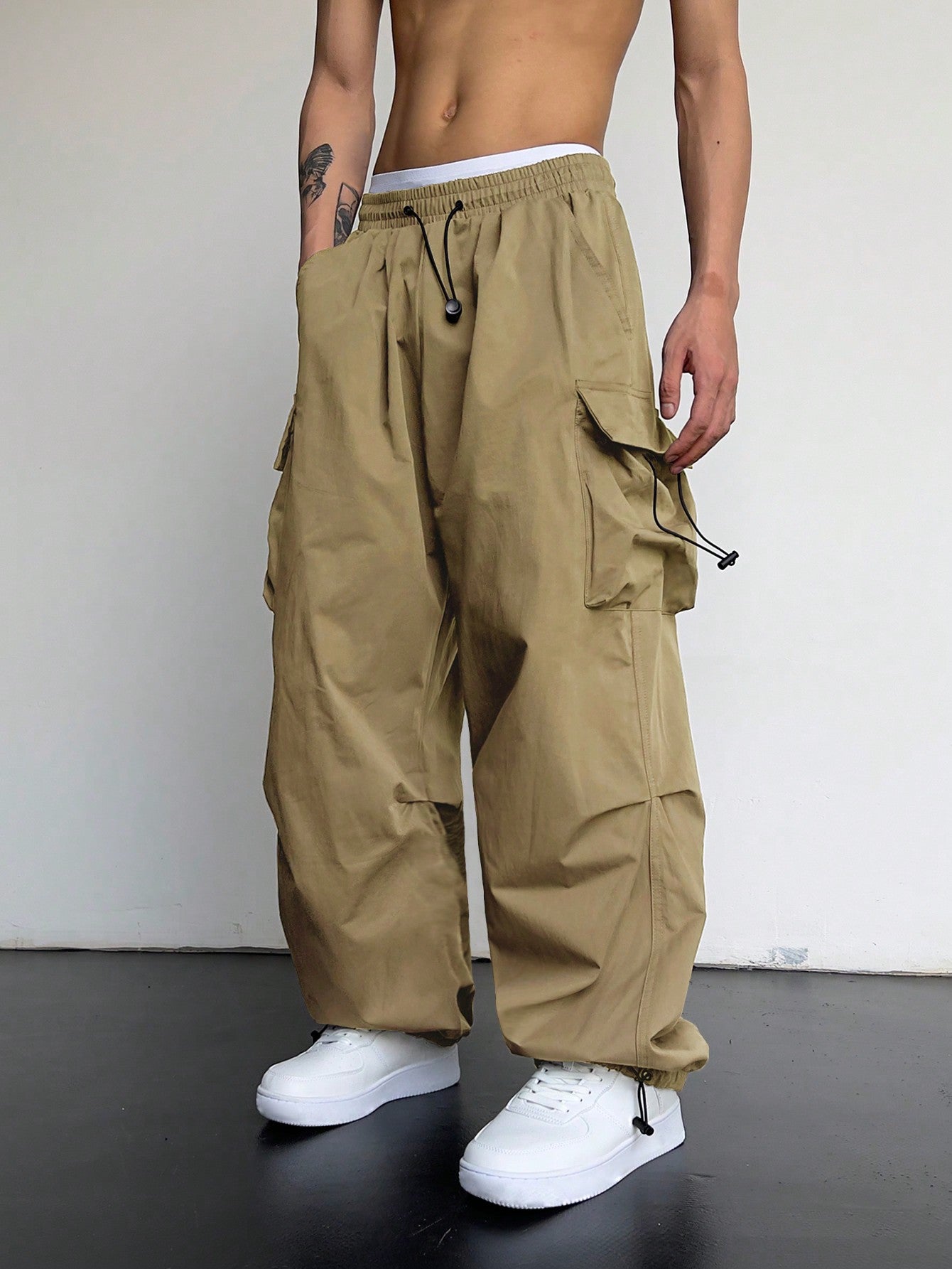 Manfinity EMRG Men Solid Flap Pocket Drawstring Waist Oversized Cargo Baggy Pants