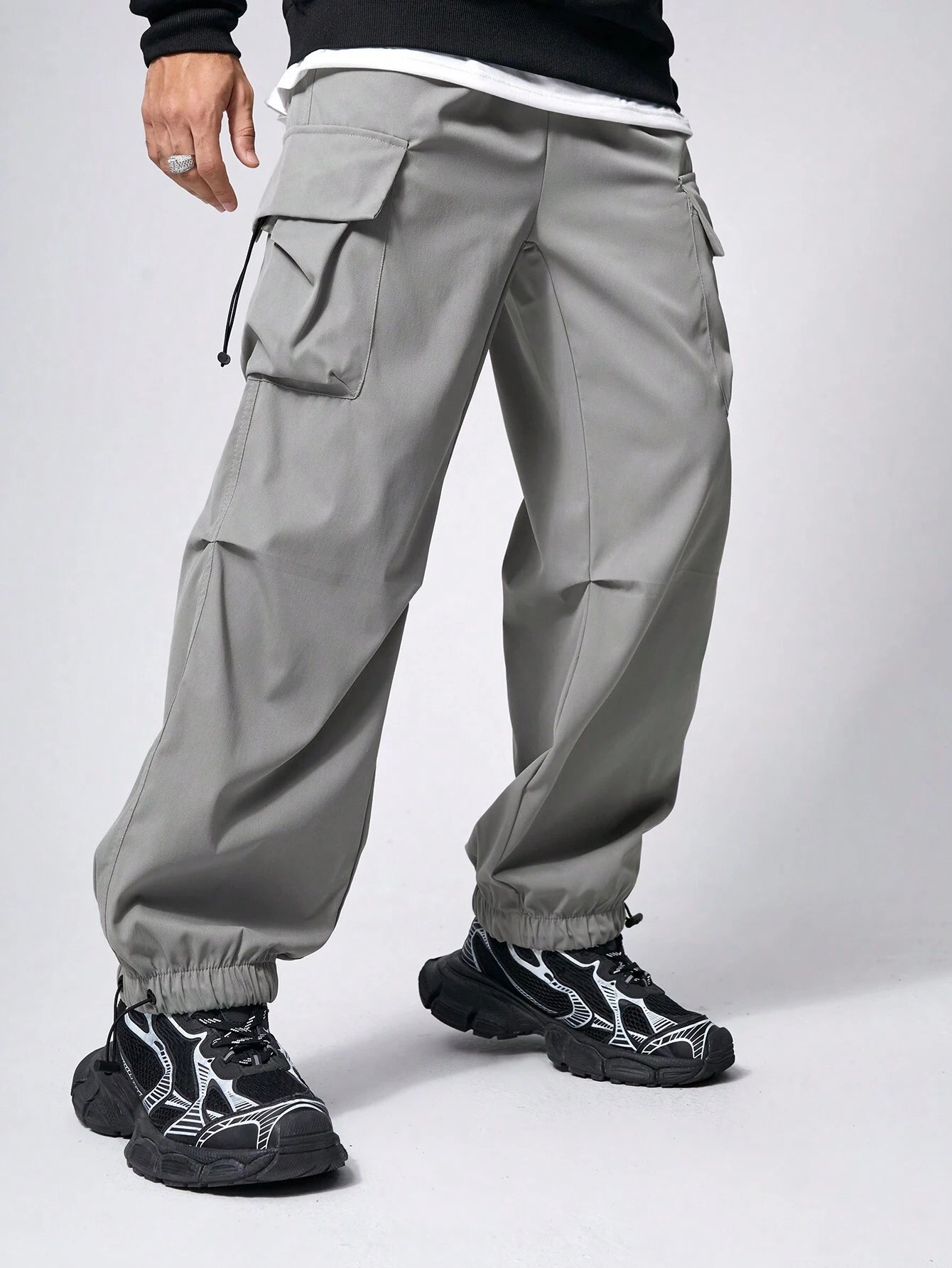Manfinity EMRG Men Solid Flap Pocket Drawstring Waist Oversized Cargo Baggy Pants