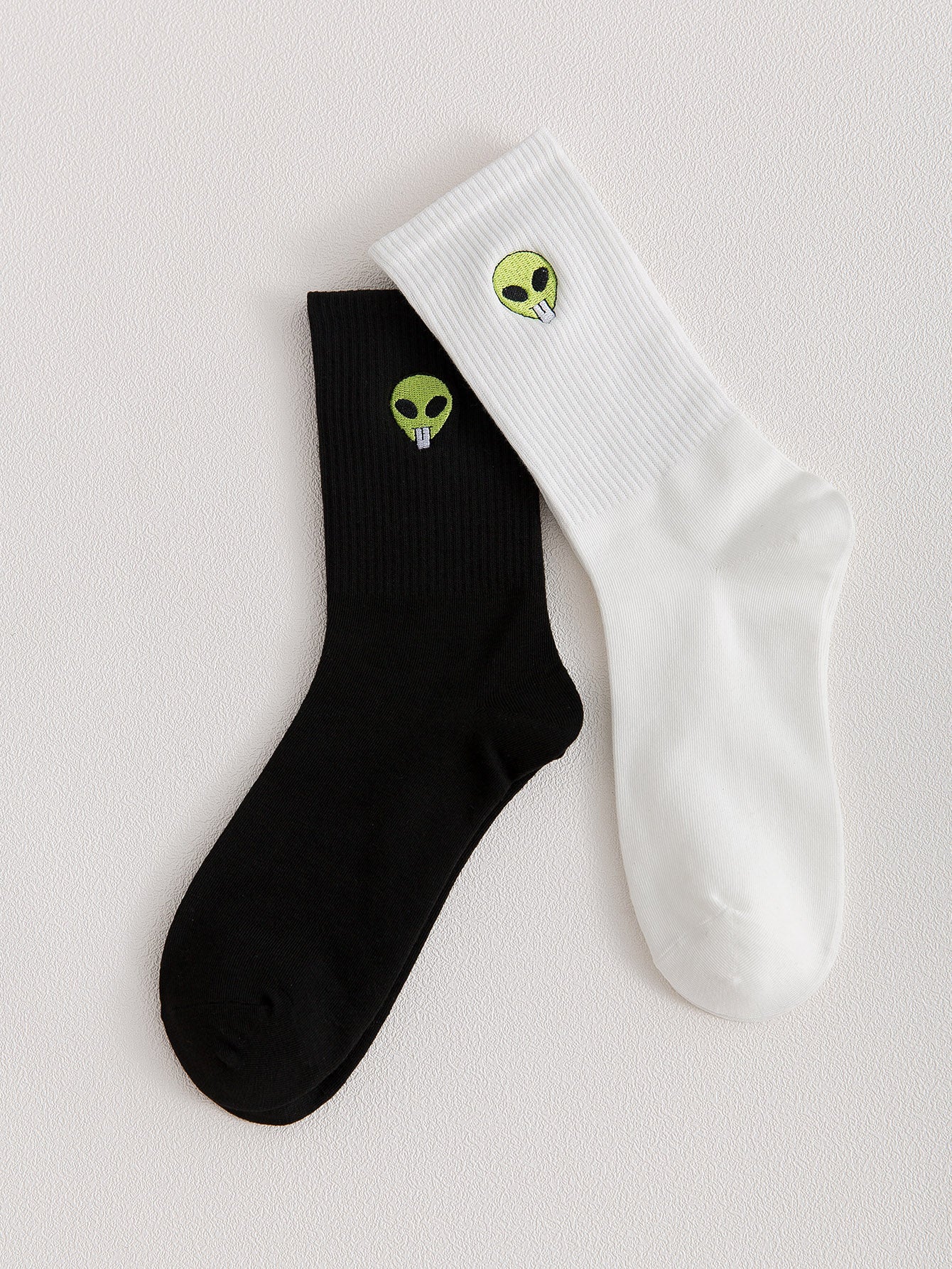 2Pairs Men Alien Embroidered Crew Socks
