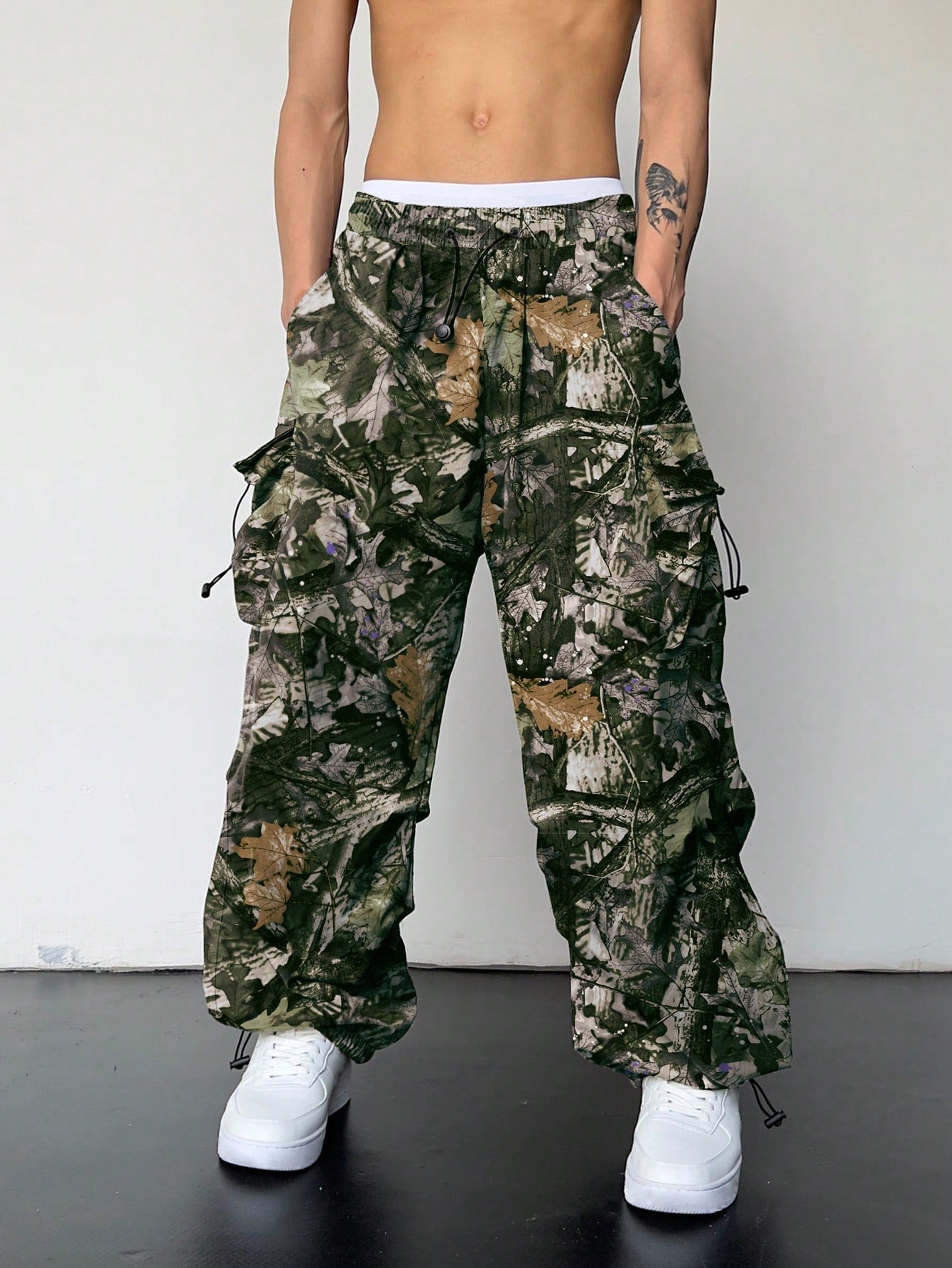 Manfinity EMRG Men Solid Flap Pocket Drawstring Waist Oversized Cargo Baggy Pants
