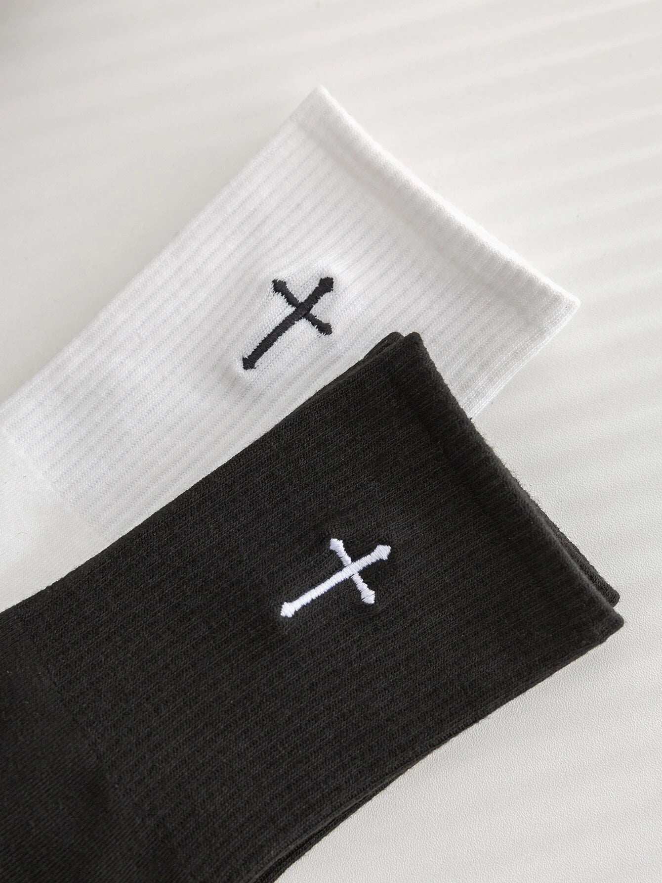 2Pairs Men Cross Embroidered Crew Socks