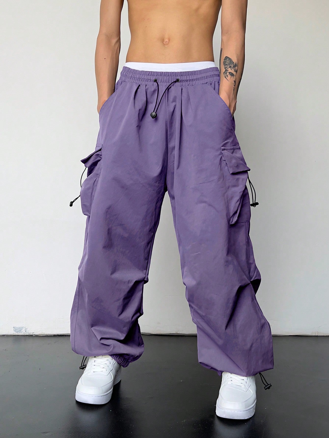 Manfinity EMRG Men Solid Flap Pocket Drawstring Waist Oversized Cargo Baggy Pants