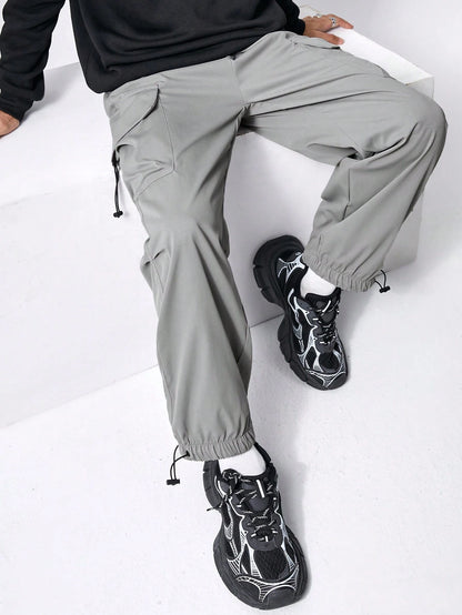 Manfinity EMRG Men Solid Flap Pocket Drawstring Waist Oversized Cargo Baggy Pants