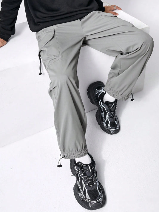 Manfinity EMRG Men Solid Flap Pocket Drawstring Waist Oversized Cargo Baggy Pants