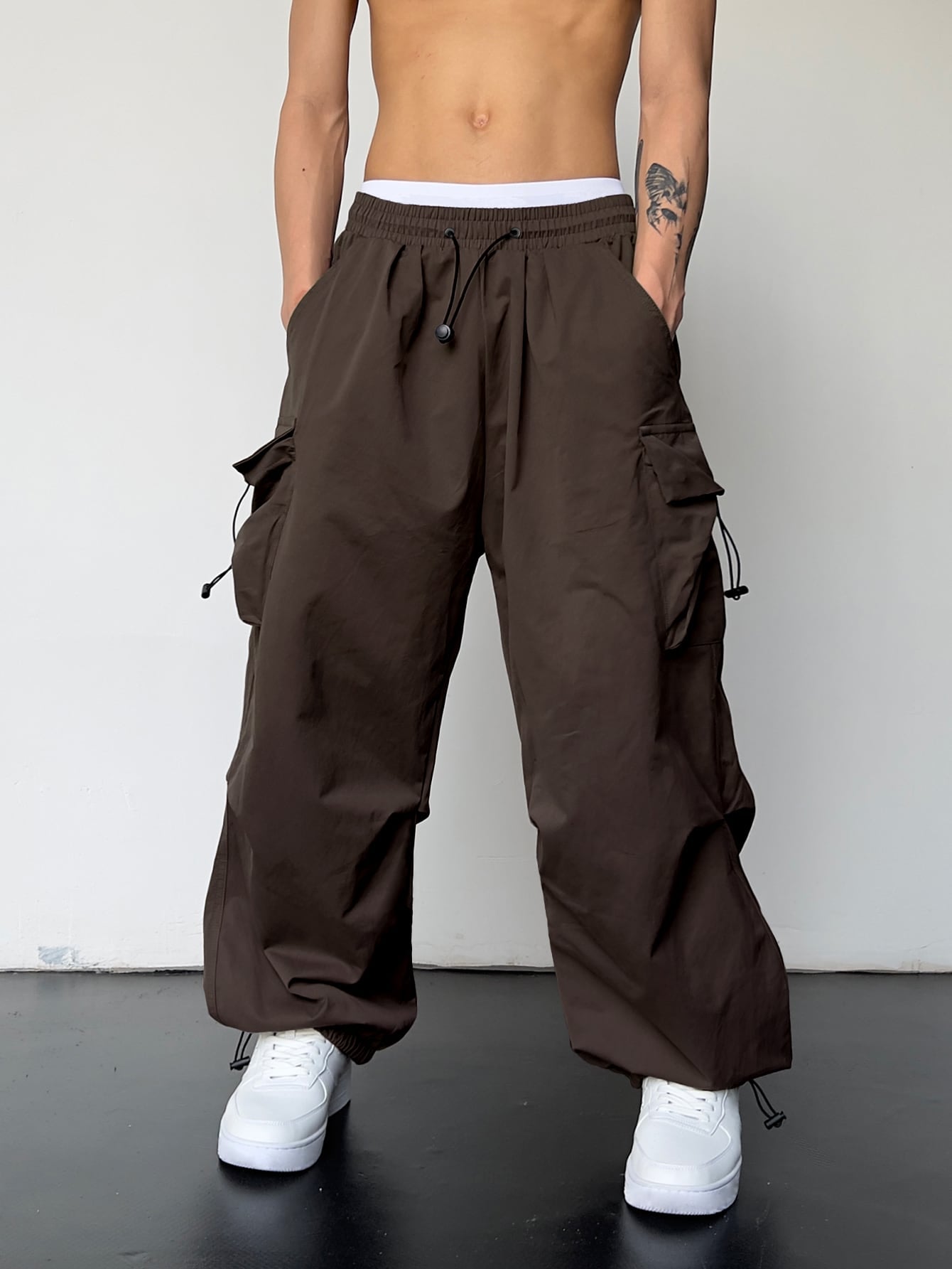Manfinity EMRG Men Solid Flap Pocket Drawstring Waist Oversized Cargo Baggy Pants