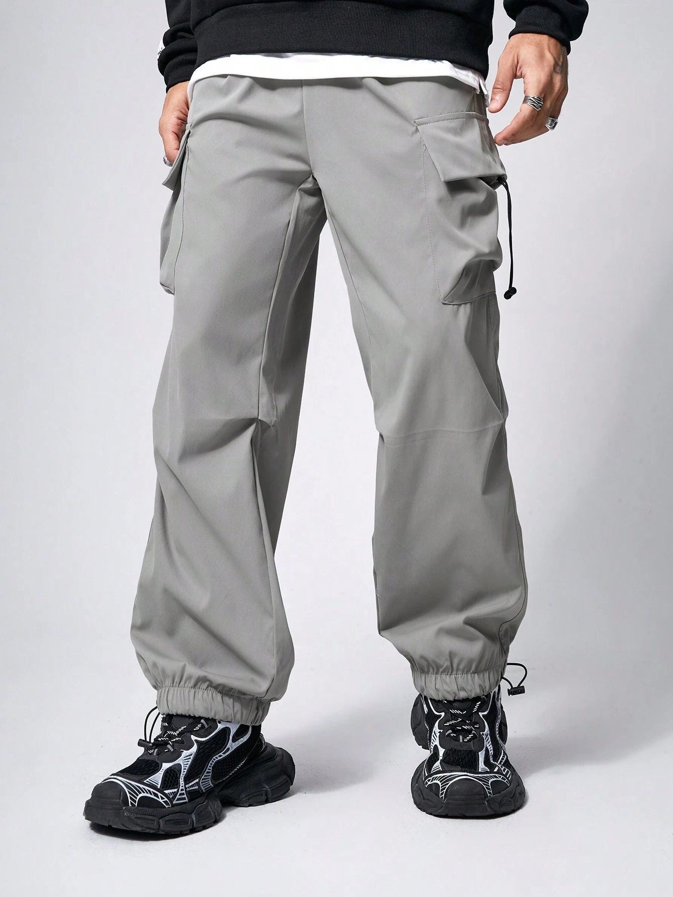 Manfinity EMRG Men Solid Flap Pocket Drawstring Waist Oversized Cargo Baggy Pants
