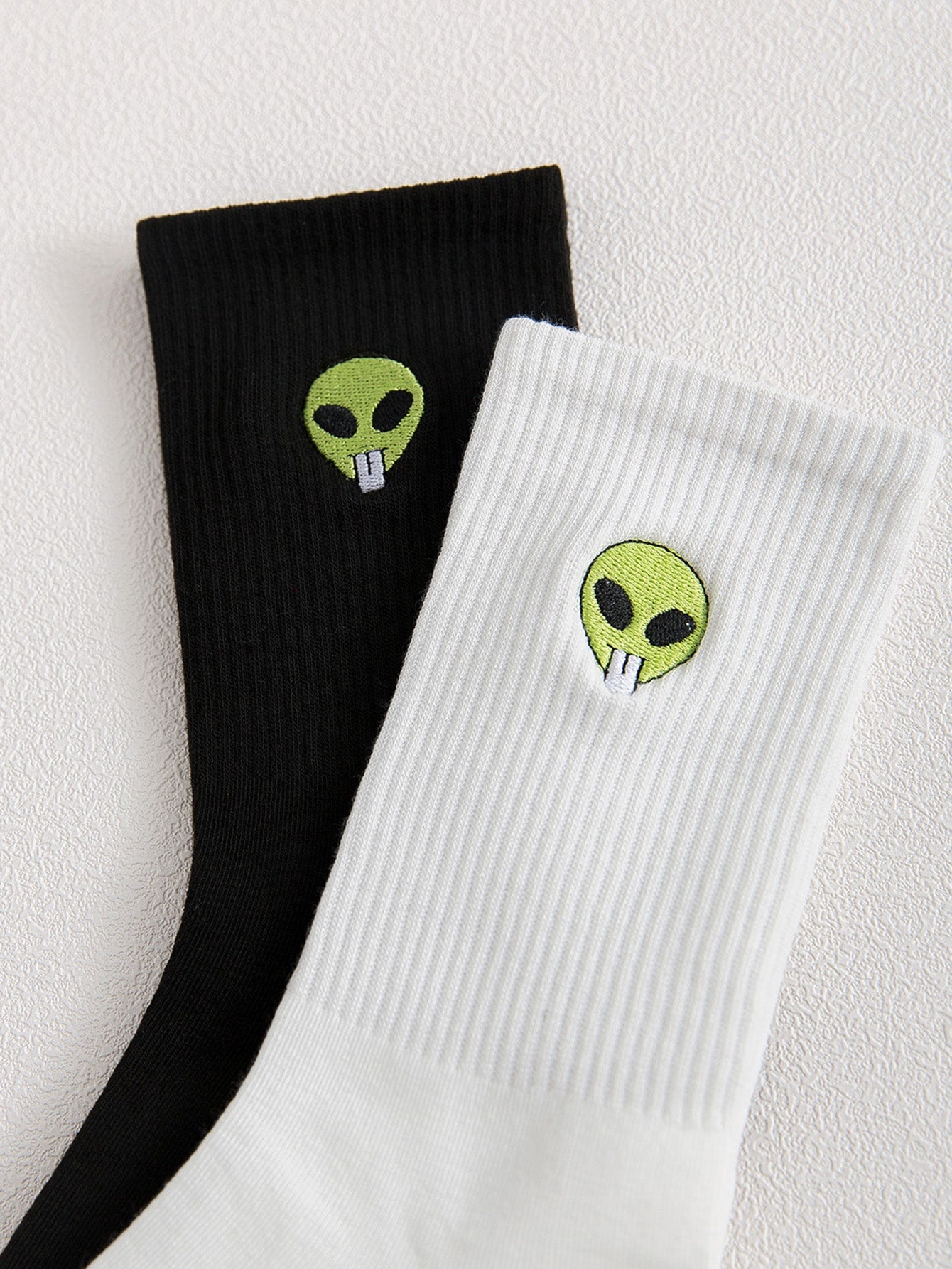 2Pairs Men Alien Embroidered Crew Socks