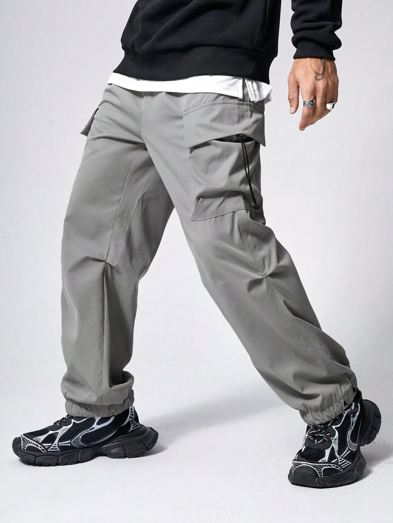 Manfinity EMRG Men Solid Flap Pocket Drawstring Waist Oversized Cargo Baggy Pants