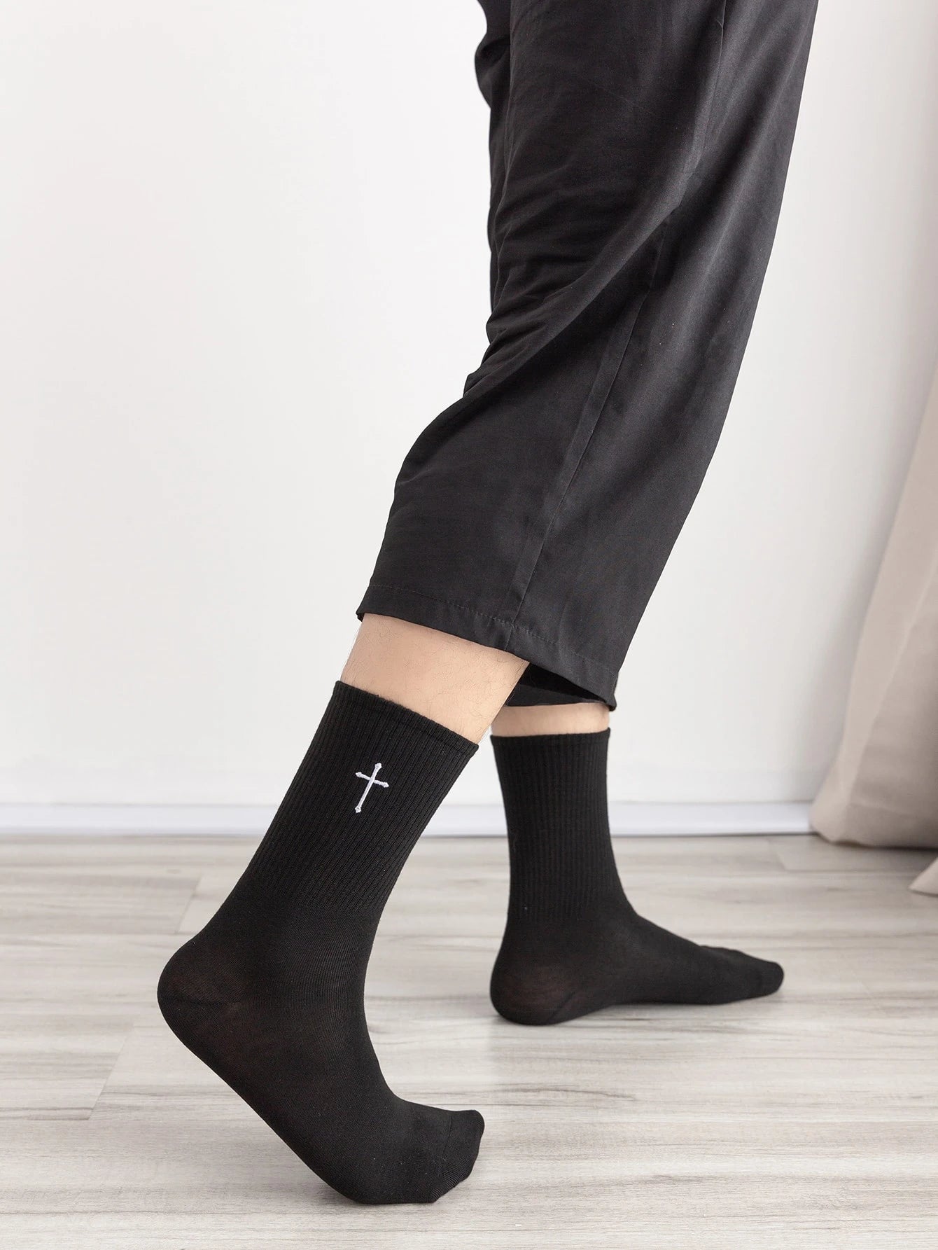2Pairs Men Cross Embroidered Crew Socks
