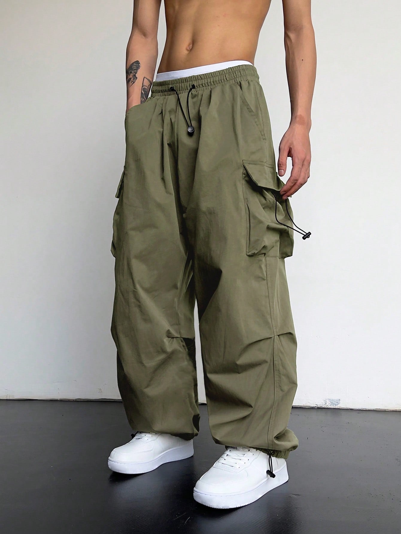 Manfinity EMRG Men Solid Flap Pocket Drawstring Waist Oversized Cargo Baggy Pants