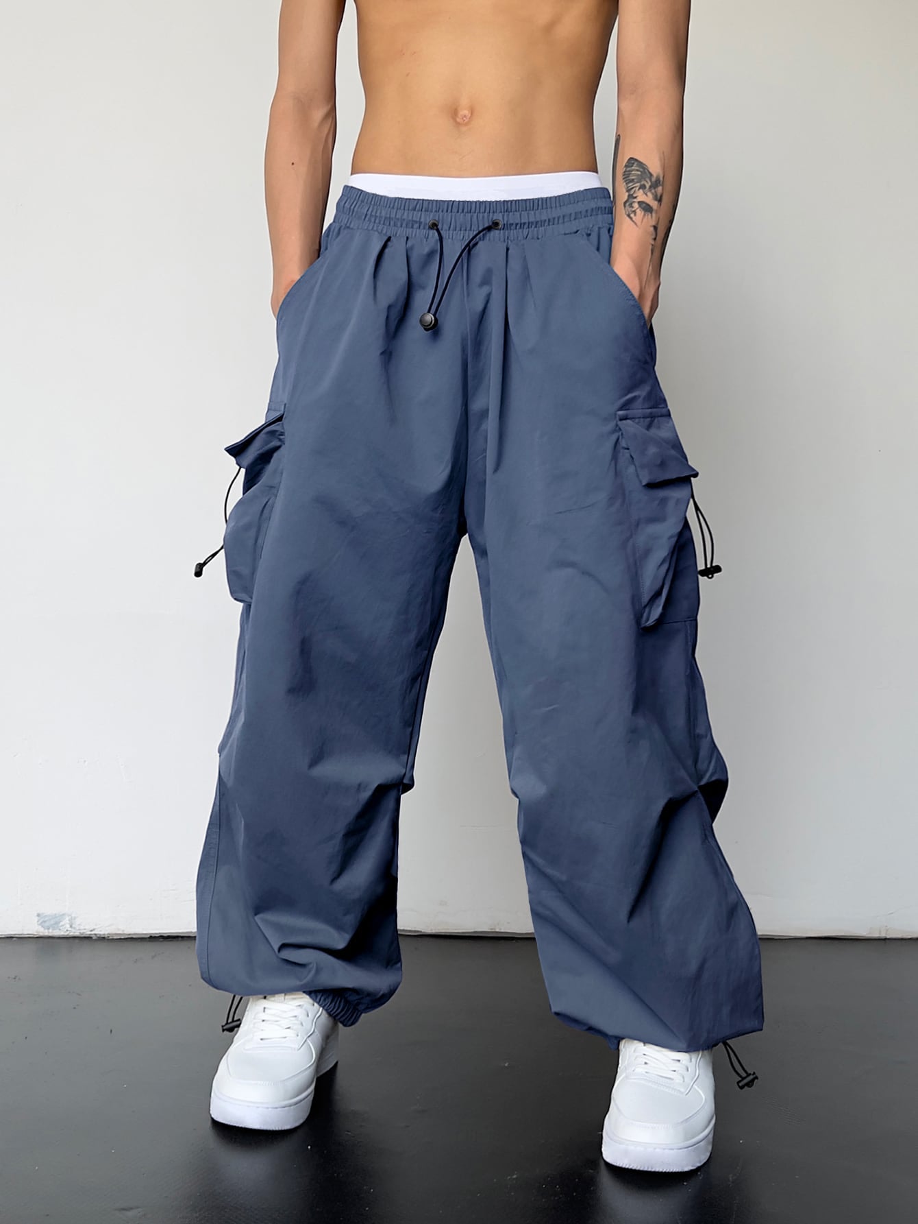 Manfinity EMRG Men Solid Flap Pocket Drawstring Waist Oversized Cargo Baggy Pants