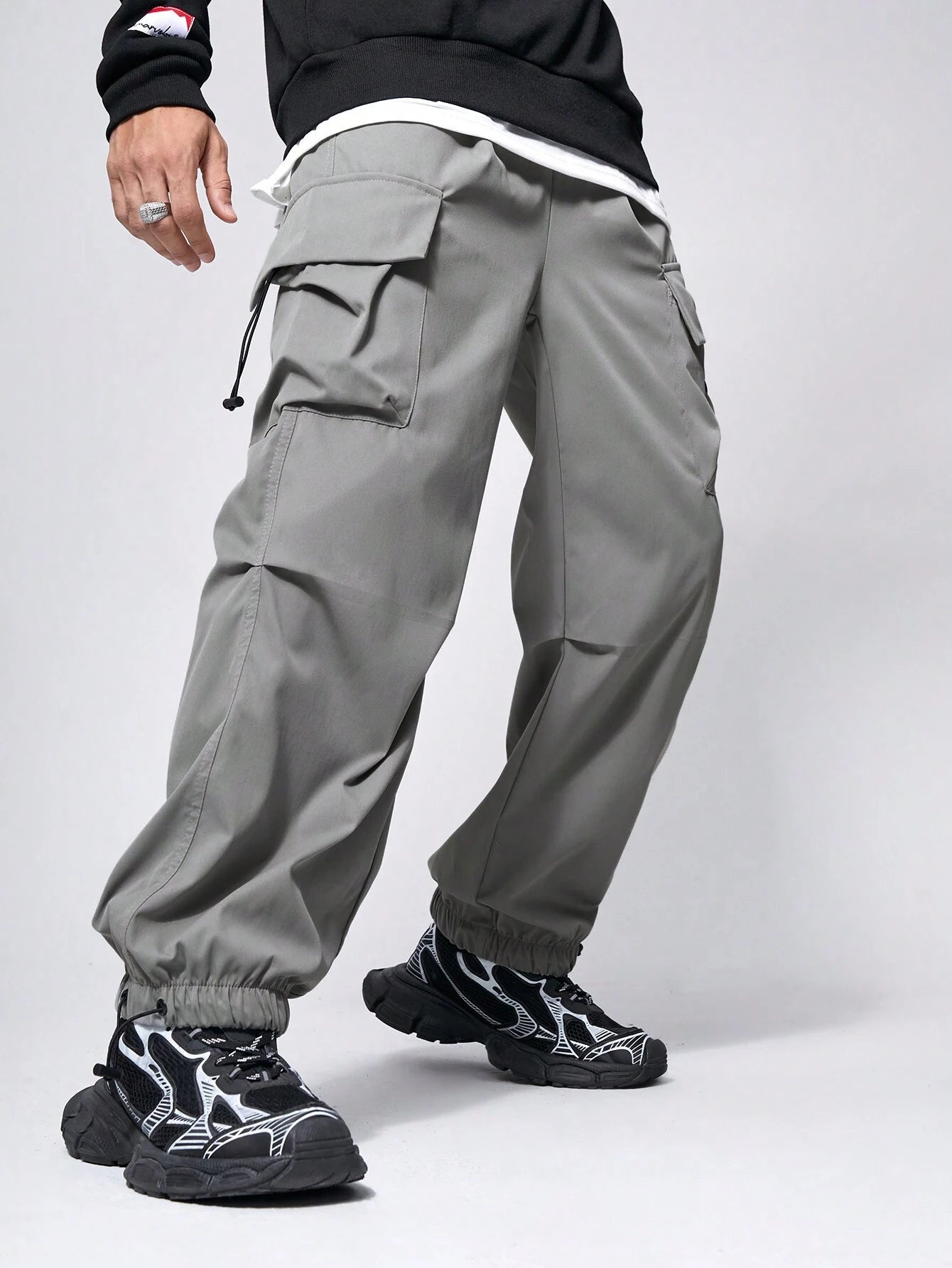 Manfinity EMRG Men Solid Flap Pocket Drawstring Waist Oversized Cargo Baggy Pants