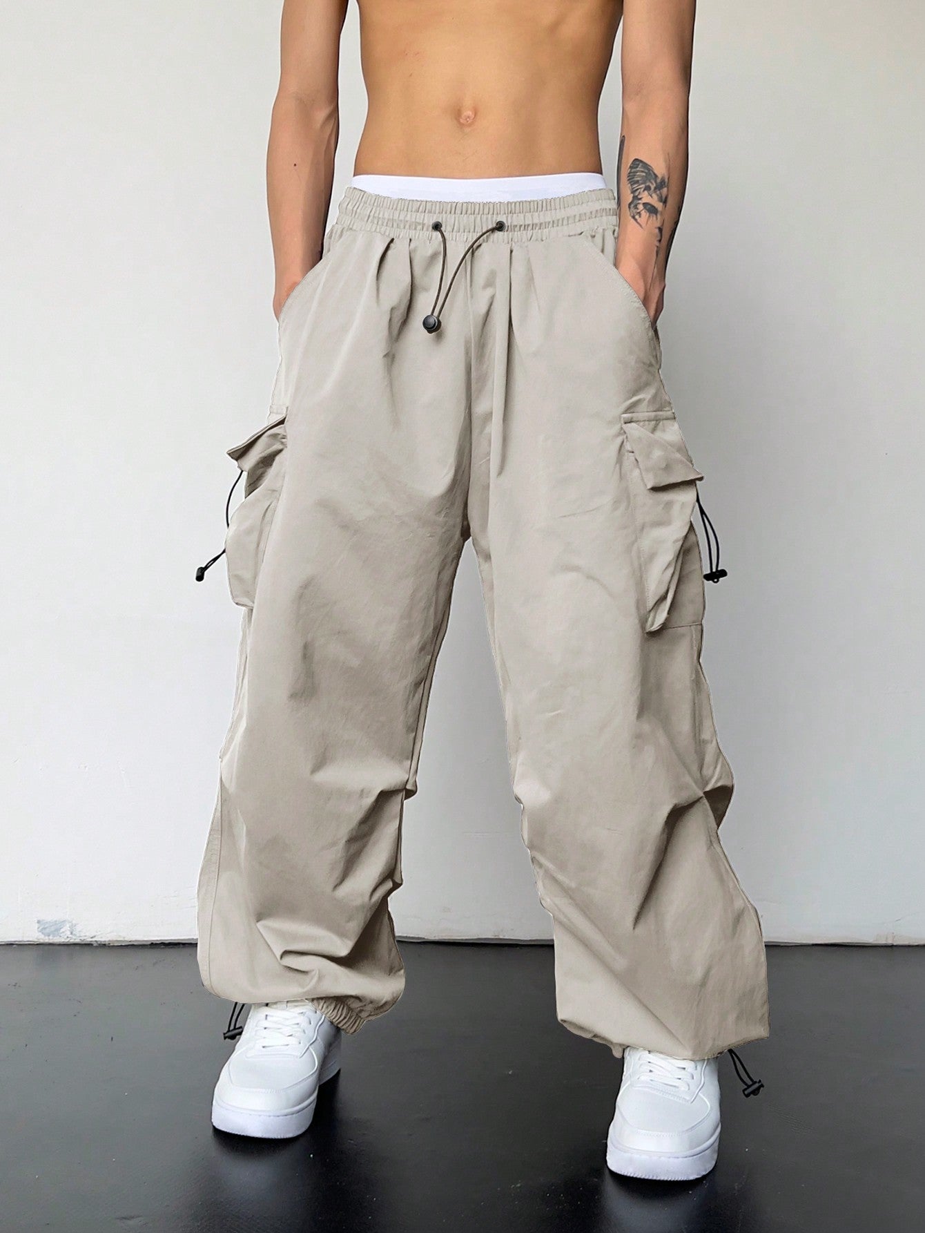 Manfinity EMRG Men Solid Flap Pocket Drawstring Waist Oversized Cargo Baggy Pants