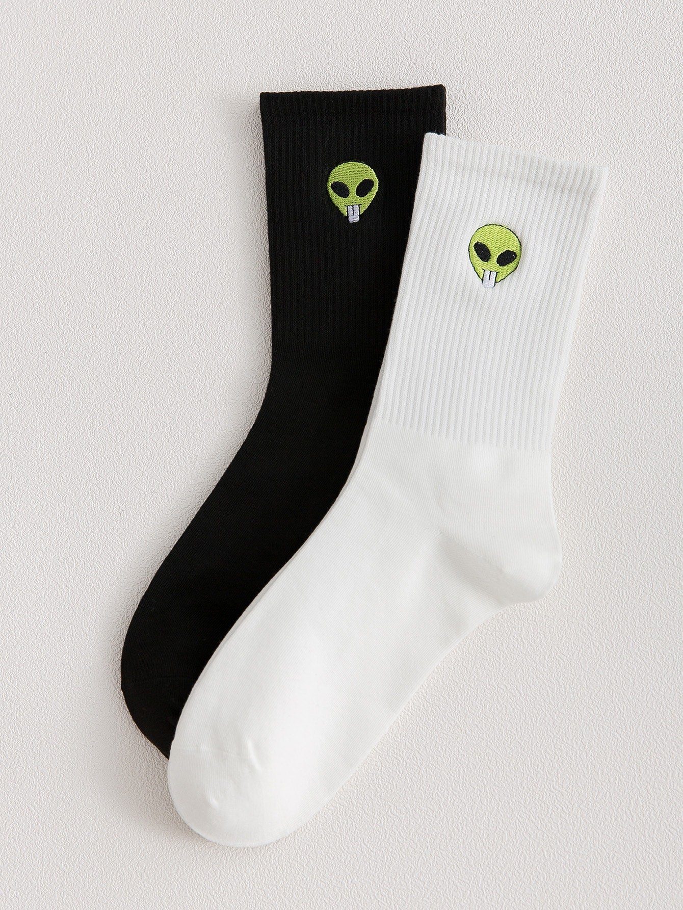 2Pairs Men Alien Embroidered Crew Socks